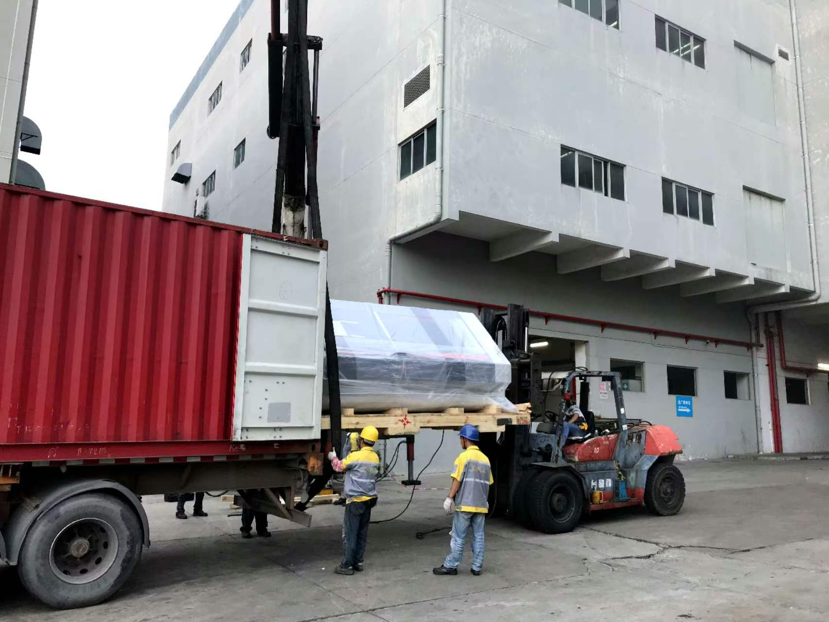 PCB钻孔设备作业